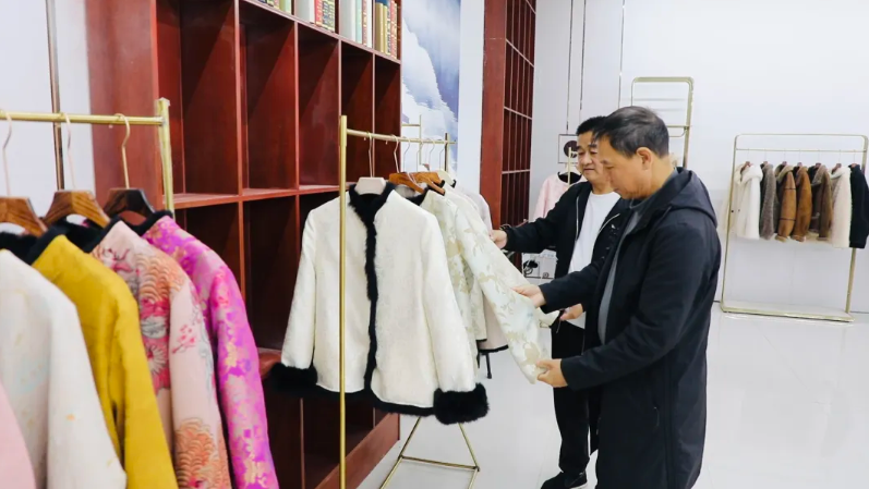 枣强大营：皮草店铺新品集结，备货火热